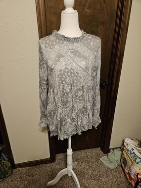 Gray Paisley Ruffle-Neck Long-Sleeve Women's Top